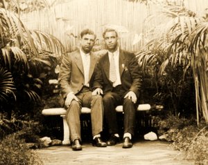 صورة لزوجين حنونين في حديقة استوائية ، ج .1930