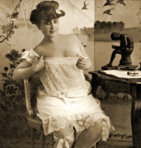 امرأة شابة تعرض قميصًا مزركشًا ، c.1900 بواسطة غير معروف