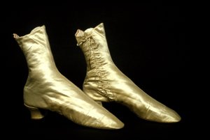 حذاء 1810 نسائي للكاحل مع Heel Museo del Castello ، ميلانو بواسطة فنان غير معروف