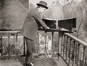 أرشيبالد مونتغمري لو مع مقياس السمع ، من Master Minds of Modern Science ، نشر عام 1930 بواسطة غير معروف