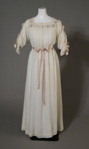ثوب نوم بيرثا بالمر ، حوالي 1880 (منظر أمامي) ، قطن أبيض ، دانتيل ، تطريز ، وشريط حريري. بواسطة فنان غير معروف