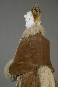معطف شتوي بيرثا بالمر ، حوالي 1885 (تفاصيل الظهر) ، مخمل حريري ، و lambswool. بواسطة فنان غير معروف