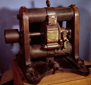 آلة دينامو كهربائية من النوع Gram تنتج تيار مستمر ، تم تحقيقها في عام 1877 من قبل مصانع Sautter و Lemonnier. 1877. بواسطة فنان غير معروف