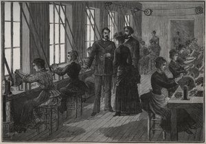 صناعة الريش المعدني: ورشة شحذ في فرنسا في القرن التاسع عشر. نقش من عام 1885 في "" Les Arts et metiers Illustres "" لأدولف بيتارد. بواسطة فنان غير معروف
