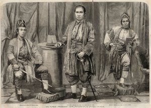 صور لسفراء سيام الذين أتوا إلى إنجلترا في عام 1857. من اليسار إلى اليمين: تشا مون (تشا مون) موندر بيداك ، يمثل الملك الثاني لسيام ، فييا مانتري سورياوانسي وتشاو مون ساربيده باكتي ، سفراء الملك الأول. النقش في "" إن i بواسطة فنان غير معروف