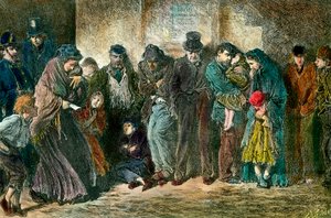 الفقر في لندن عند باب مأوى عائلات فقيرة وجائعة تصطف أمام منزل. نقش من عام 1869. مجموعة خاصة بواسطة فنان غير معروف