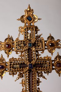 صليب الإغاثة. صناعة المعادن بالمجوهرات. الأصل دير (Saint-Amand Tournai ، Elnone سابقًا. القرن 16. التفاصيل مركز الصليب. بواسطة فنان غير معروف