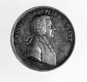 ميدالية فضية في تمثال الملحن وولفانغ أماديوس موزارت (1756 - 1791). بواسطة فنان غير معروف