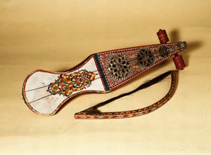 أداة سلسلة رباب (رباب ، رباب ، رباب ، رباب ، رواب). مصدرها شمال إفريقيا بواسطة فنان غير معروف