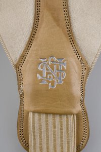 الحمالات ، حوالي 1880 (عرض تفصيلي) ، ساتان أبيض مطرز ، جلد ، فضي ، صانع غير معروف بواسطة فنان غير معروف