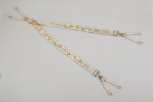 Suspenders, c.1880, Emroidered white satin, leather, silver, Maker unknown بواسطة فنان غير معروف