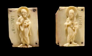 لوحات عاجية منحوتة تمثل Apotres Saint John و Saint James. القرن الثاني عشر. متحف فيفينيل كومبين بواسطة فنان غير معروف