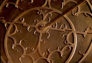 Detail view of a copper astrolabe. 17th century Florence, istituto e museo di storia delle scienze بواسطة فنان غير معروف