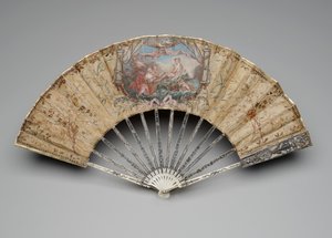 مروحة قابلة للطي مع ولادة كوكب الزهرة ، 1770s-80s (الغواش على ورقة حرير واحدة ، القش ، النحاس ، الخيط المعدني ، العظام ، التذهيب ، عرق اللؤلؤ والأحجار الكريمة العجينة) بواسطة فنان غير معروف