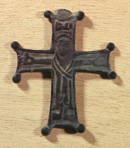 صليب نايت للحملة الصليبية الأولى (1096-1099). باريس ، المتحف الوطني للعصور الوسطى ، Thermes de Cluny بواسطة فنان غير معروف