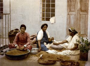 فلاحون يصبون القمح في القدس. الفوتوكروم sd. بين 1890-1900. بواسطة فنان غير معروف