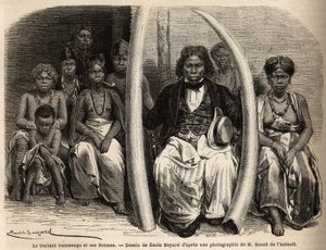 صورة لرجل عاجي أفريقي تحيط بزوجاته. رسم بواسطة إميل بايارد (1837-1891) ، لتوضيح رحلة الدكتور غريفون دو بيلاي إلى الغابون ، في 1861-1864. نقش في "" Le Tour du monde "، تحرير إدوارد شارتون بواسطة فنان غير معروف