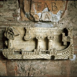 Relief representing the Pisa harbour (13th century) بواسطة فنان غير معروف
