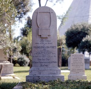 قبر الشاعر جون كيتس (1795-1821) في المقبرة البروتستانتية في تيستاشيو في روما. المرثية: "هنا يرقد شخص كتب اسمه في الماء" بواسطة فنان غير معروف