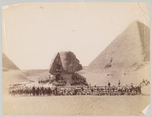 مرتفعات 42 أمام تمثال أبو الهول في الجيزة ، مصر بواسطة مصور غير معروف