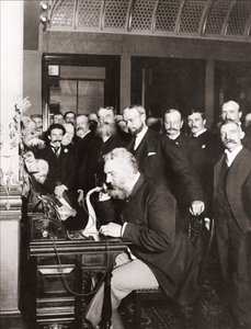 ألكسندر جراهام بيل (1847-1922) في افتتاح خط المسافات الطويلة من نيويورك إلى شيكاغو ، 18 أكتوبر. بواسطة مصور غير معروف