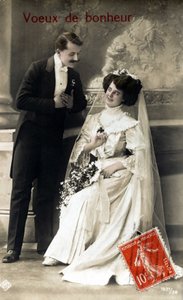 عروسان بطاقة تهنئة بريدية لحفل زفاف. 1920s. بواسطة مصور غير معروف