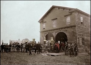 إطفائيون يقفون أمام الثكنات بالإسكندرية. فرجينيا ، الولايات المتحدة. 1863. التصوير الفوتوغرافي بواسطة مصور غير معروف