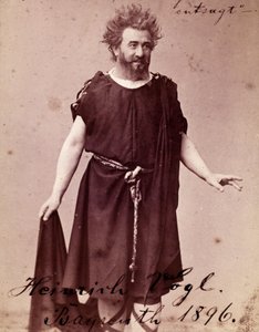 التينور الألماني هاينريش فوغل (1845 - 1900) كصندوق في "سيغفريد" لريتشارد فاجنر في بايرويت. 1896 بواسطة مصور غير معروف