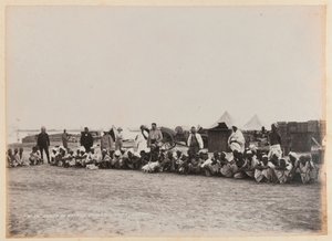 مجموعة السكان الأصليين ، متجر الذخائر ، سواكن ، 1884 م بواسطة غير معروف