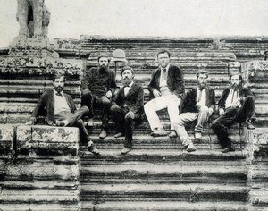 صورة جماعية لأعضاء بعثة استكشاف ميكونغ 1866-1868 (غارنييه ، دودارت دي لاغري) على درجات أنغكور فات. بواسطة مصور غير معروف