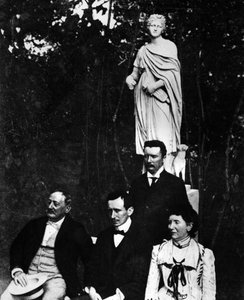 Guglielmo Marconi (1874-1937) ، فيزيائي ومخترع إيطالي مع والديه وشقيقه ألفونسو في بونتيكيو عام 1897. بواسطة مصور غير معروف
