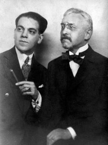 هايتور فيلا لوبوس (1887-1959)، ملحن برازيلي مع الملحن الفرنسي فلوران شميت (1870-1958) بواسطة مصور غير معروف