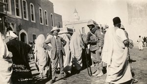 الحرب التركية الإيطالية، طرابُلُسيا، الشعب والجنود أمام المحكمة بواسطة مصور غير معروف