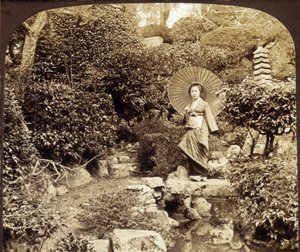 مظلة كيمونو يابانية في حديقة - تصوير فوتوغرافي ، أواخر القرن التاسع عشر بواسطة مصور غير معروف