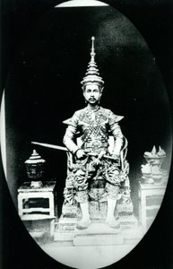 الملك شولالونغكورن ، حوالي 1880 (صورة بالأبيض والأسود) بواسطة مصور غير معروف