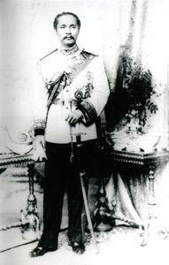 الملك شولالونغكورن ، حوالي 1880 (صورة بالأبيض والأسود) بواسطة مصور غير معروف