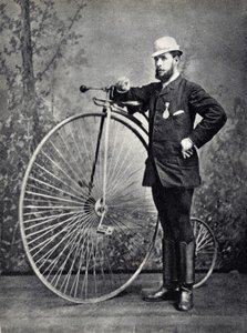 رجل يتظاهر مع Big bi (grand bi) ، سلف velocipede. تصوير ، أواخر القرن التاسع عشر ، باريس. كول. سيلفا. بواسطة مصور غير معروف