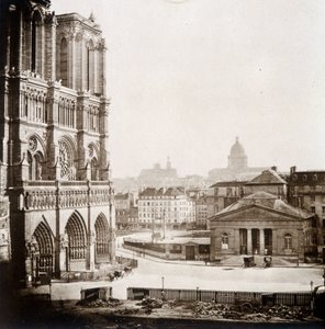 Notre Dame de Paris and the Square ، أواخر القرن التاسع عشر بواسطة مصور غير معروف