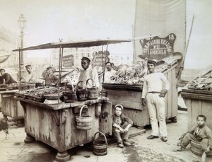 بائعو المحار من سانتا لوسيا إلى نابولي ، أواخر القرن التاسع عشر بواسطة مصور غير معروف