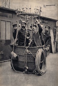 Photographic staging with a hot air balloon. Photography, late 19th century, Paris. Coll. Selva. بواسطة مصور غير معروف