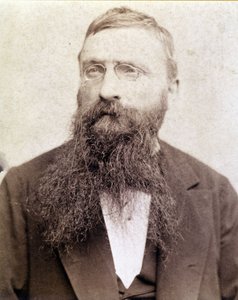 صورة شخصية لأوغست رودين (1840-1917) تم تصويرها حوالي عام 1885. بواسطة مصور غير معروف