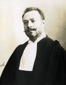 صورة للقاضي الفرنسي فيليكس ديكوري (1860-1915). بواسطة مصور غير معروف