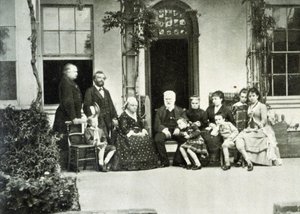 صورة لفيكتور هوغو في المنفى في غيرنسي عام 1866 وجولييت درويت على يمينه. بواسطة مصور غير معروف