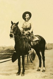 صورة ويليام فريدريك كودي (1846-1917) ، المعروف باسم بوفالو بيل ، جندي أمريكي ومغامر وممثل فارس. بواسطة مصور غير معروف