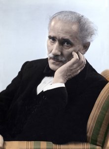  بواسطة مصور غير معروف