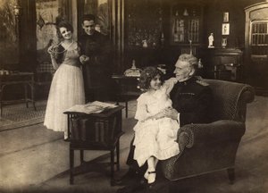 صورة للممثلة سيسيل تريان في موقع تصوير فيلم "سبيرال ديلا مورتي" عام 1918 بواسطة مصور غير معروف