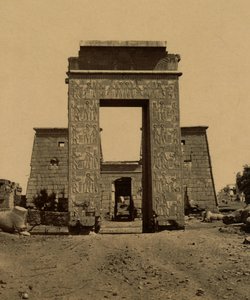  بواسطة مصور غير معروف