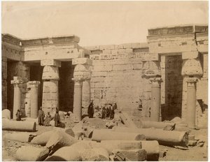 الفناء الثاني لمعبد رمسيس الثالث الجنائزي ، الجانب الشمالي ، مدينة حابو ، مصر ، حوالي 1890 بواسطة مصور غير معروف
