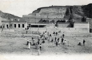 منظر لشاطئ Mesnil Val (Mesnil-Val) مع كازينو وتراسات ، Manche Normandy Postcard من بداية القرن العشرين بواسطة مصور غير معروف