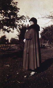 صورة قديمة لامرأة فرنسية ترتدي قبعة ومعطف ، حوالي عام 1920 (صورة بالأبيض والأسود) بواسطة مصور غير معروف
